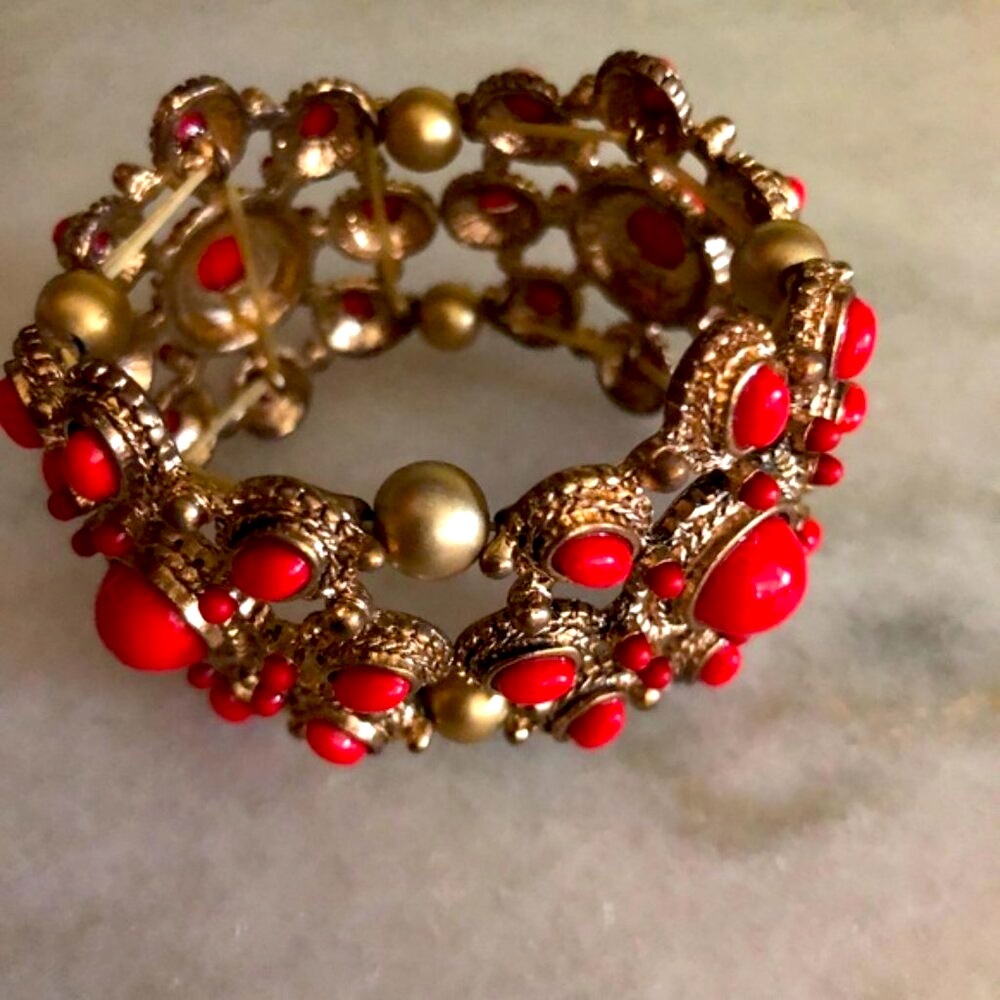 🏷 Red Coral Beaded Gold Tone Stretch Bracelet - Picture 2 of 10